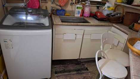 Quarto, sala com tv, cozinha