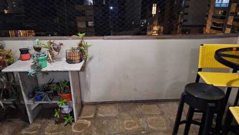Quarto, sala com tv, cozinha