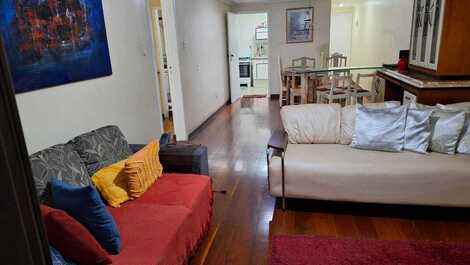 Quarto, sala com tv, cozinha