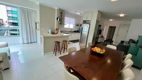 Excelente Apartamento em Meia Praia com 4 dormitórios