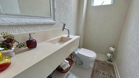 Excelente Apartamento em Meia Praia com 4 dormitórios