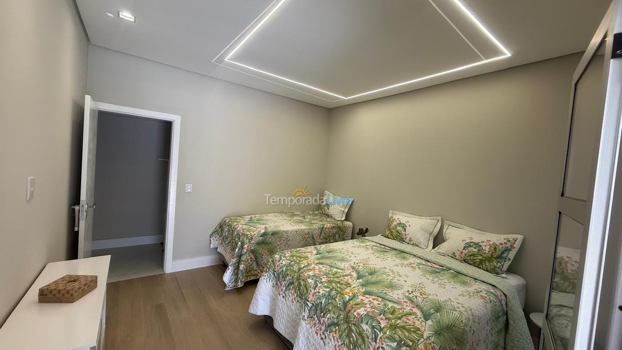 Suíte verde, cama queen e bicama Casa para aluguel de temporada em Bertioga (Condominio Morada da Praia)