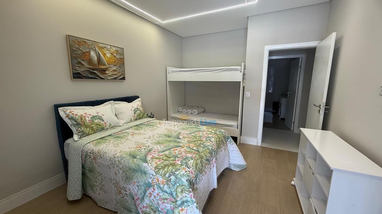 Suíte azul, cama de casal e beliche Casa para aluguel de temporada em Bertioga (Condominio Morada da Praia)