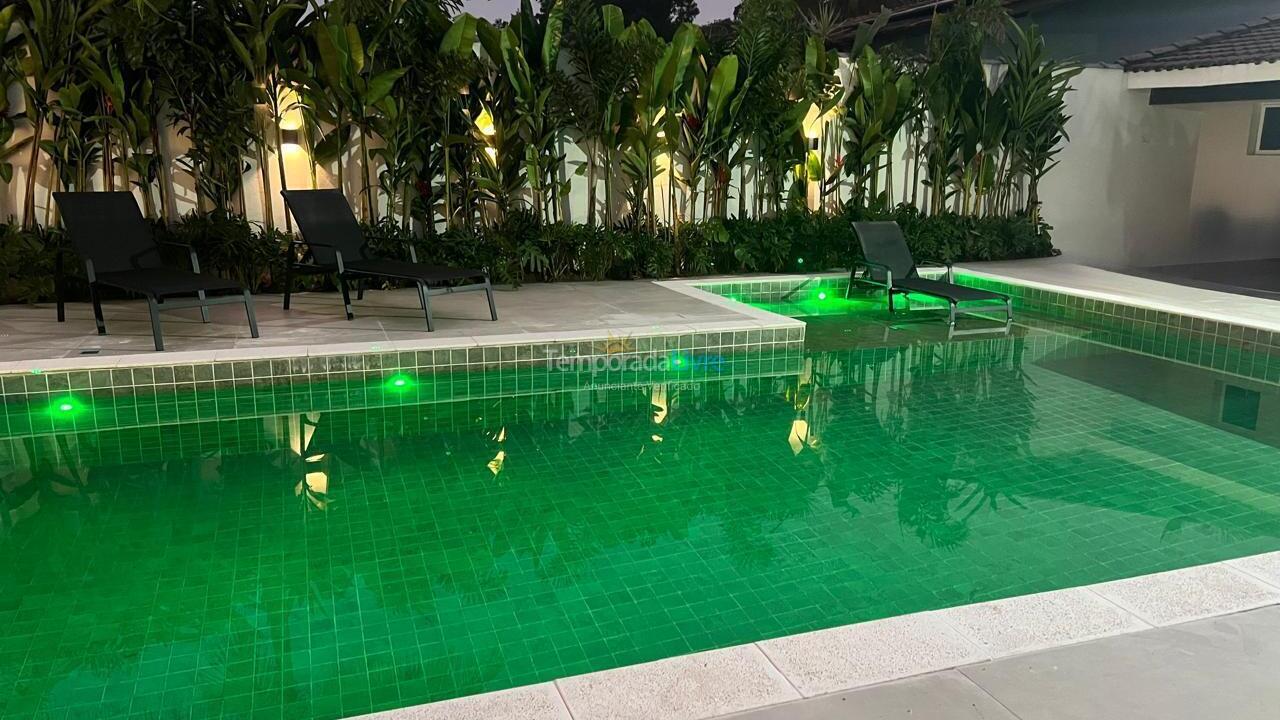 Vista da piscina ao entardecer Casa para aluguel de temporada em Bertioga (Condominio Morada da Praia)