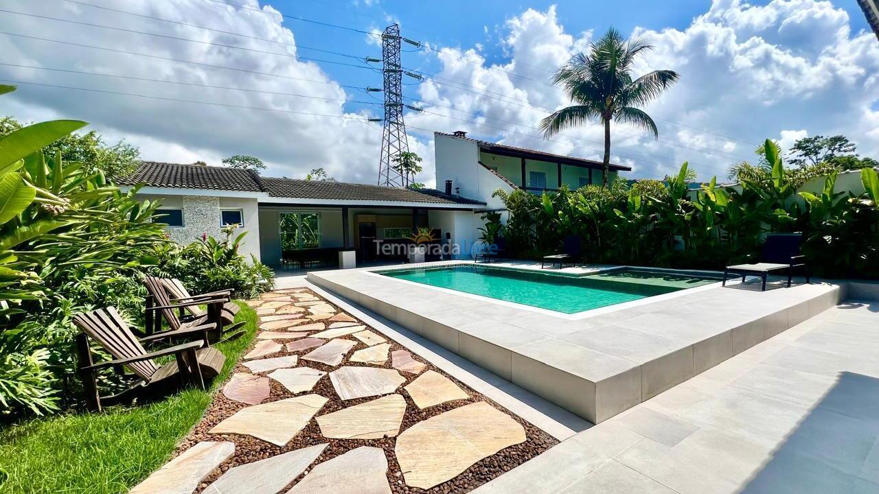 Vista do quintal com a piscina Casa para aluguel de temporada em Bertioga (Condominio Morada da Praia)