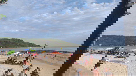 Apto fica menos de  300 metros da água marlin azul 
