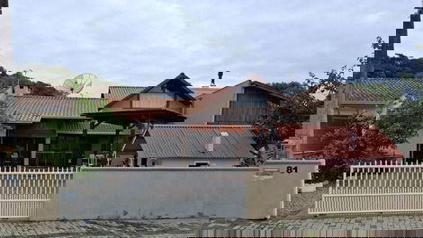 Excelente casa de 4 dormitorios en Bombinhas, a 200m de la playa.