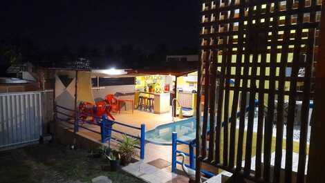 Área piscina á noite