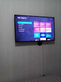 Smart tv do dormitorio prioncipal com app, e tv box instalada