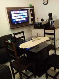 Outra vista da sala de jantar com ventilador de teto