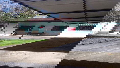 COMFORTABLE 2 BEDROOM HOUSE CLOSE TO EVERYTHING IN PEREQUE AÇU