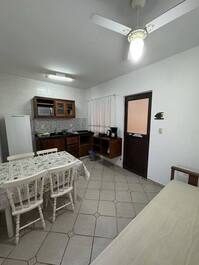 Visão da cozinha de um andar de baixo