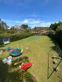 Campo gramado com boa infraestrutura para lazer para todas as idades.