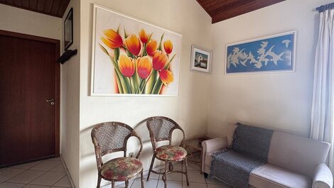 House 3 blocks from the beach, close to everything. Condominium