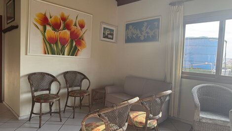 House 3 blocks from the beach, close to everything. Condominium