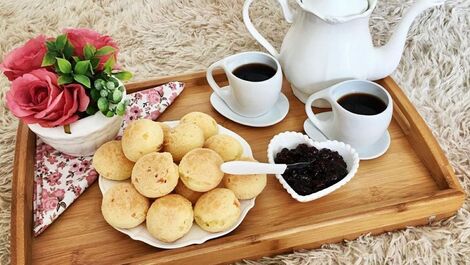 Acordar e tomar o café da manhã na varanda
