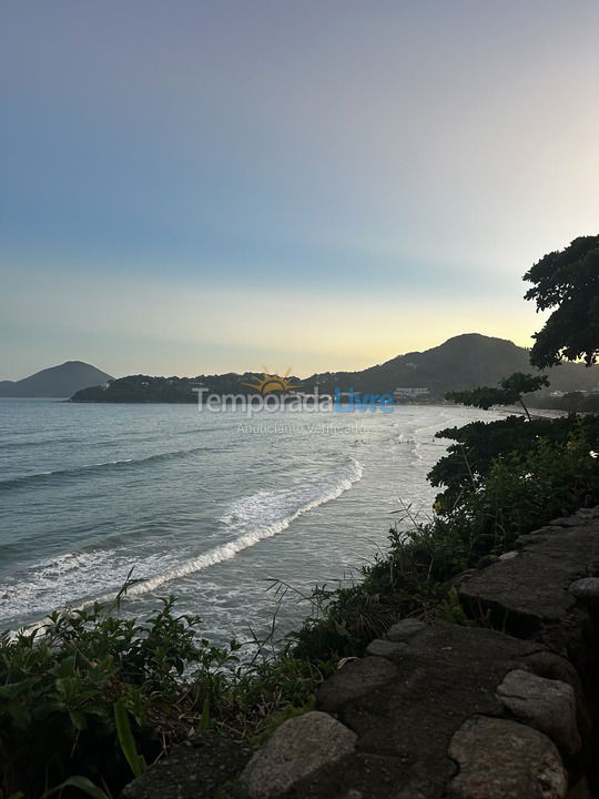 Apartamento para aluguel de temporada em Ubatuba (Praia das Toninhas)
