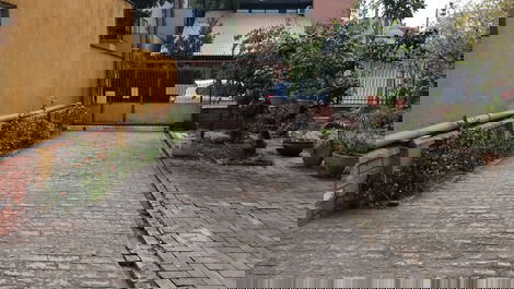 Portão de entrada/estacionamento cercado