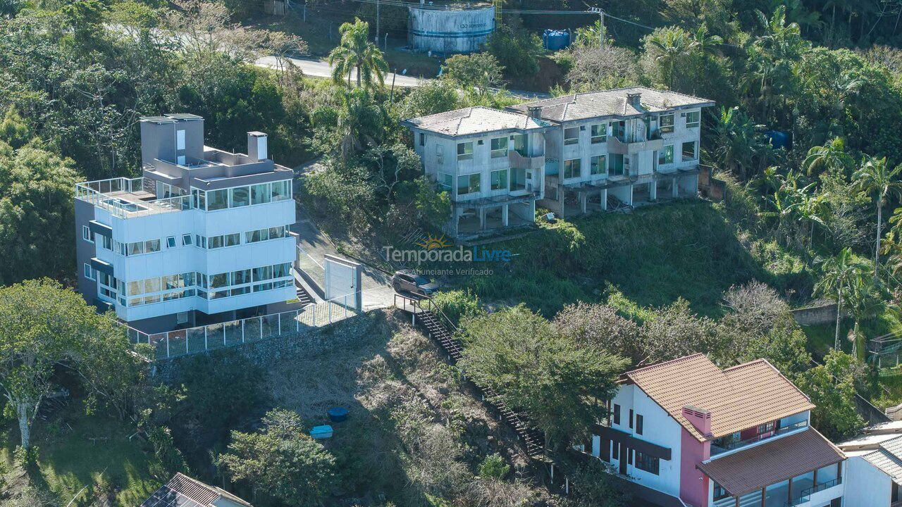 Casa para aluguel de temporada em Bombinhas (Praia de Zimbros)