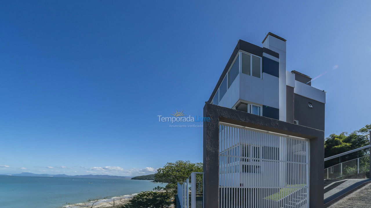 Casa para aluguel de temporada em Bombinhas (Praia de Zimbros)