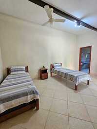 Ven y descubre Casa Vila Vitória, a 50 metros de la playa.