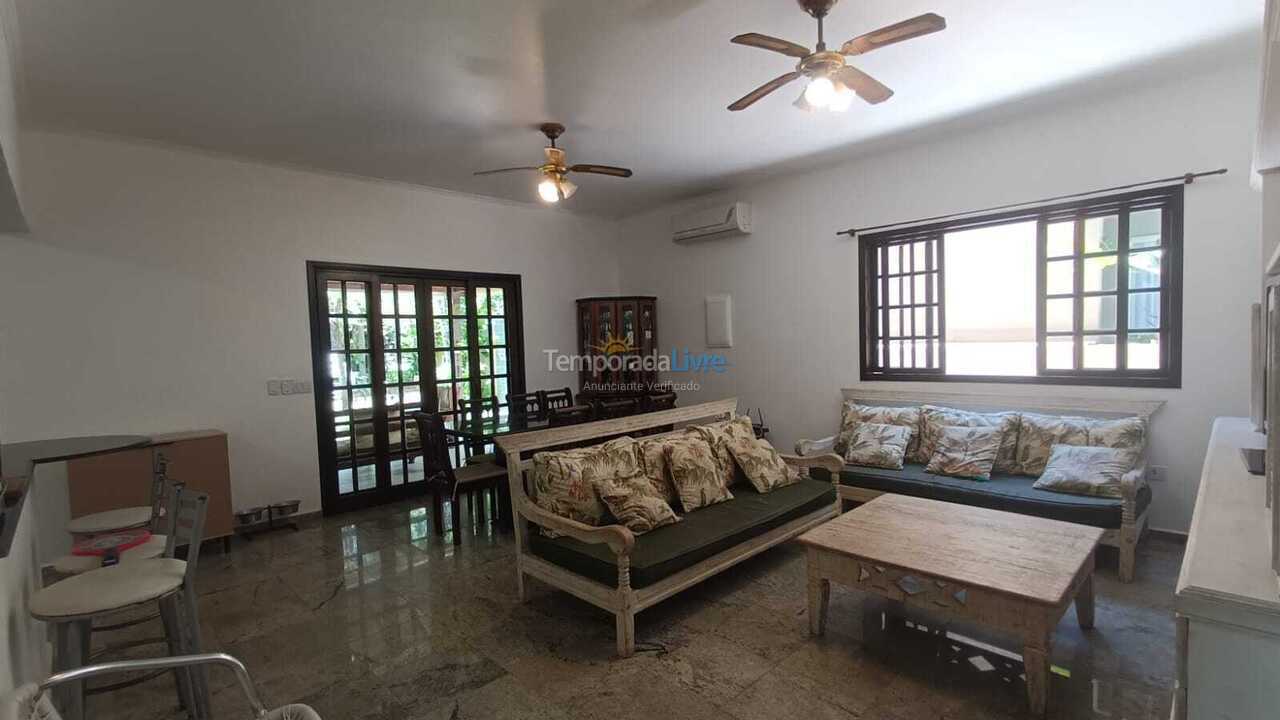 Casa para aluguel de temporada em São Sebastião (Condomínio Aldeia da Baleia)