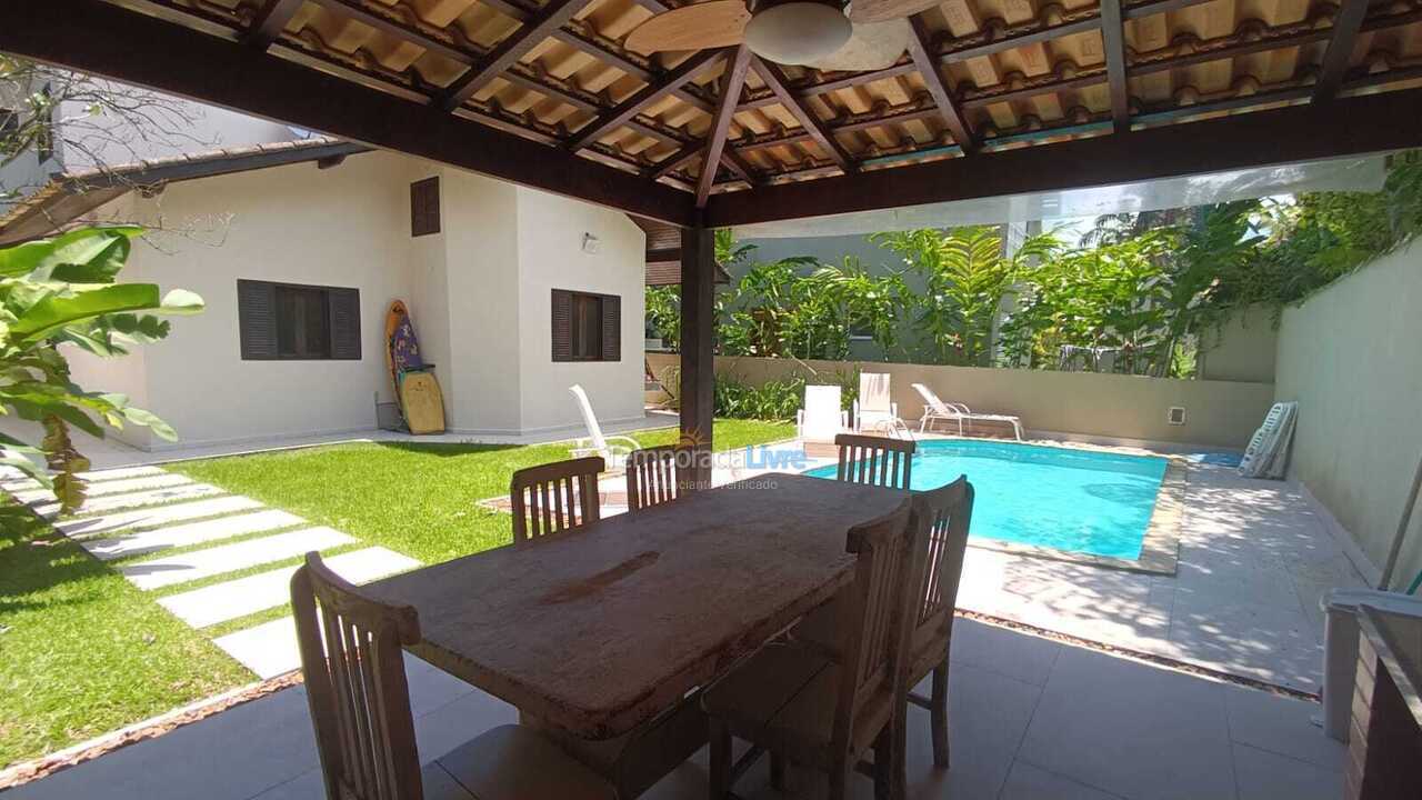 Casa para aluguel de temporada em São Sebastião (Condomínio Aldeia da Baleia)