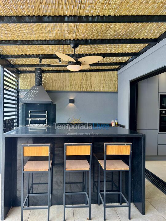 Casa para aluguel de temporada em São Sebastião (Barra do Sahy)