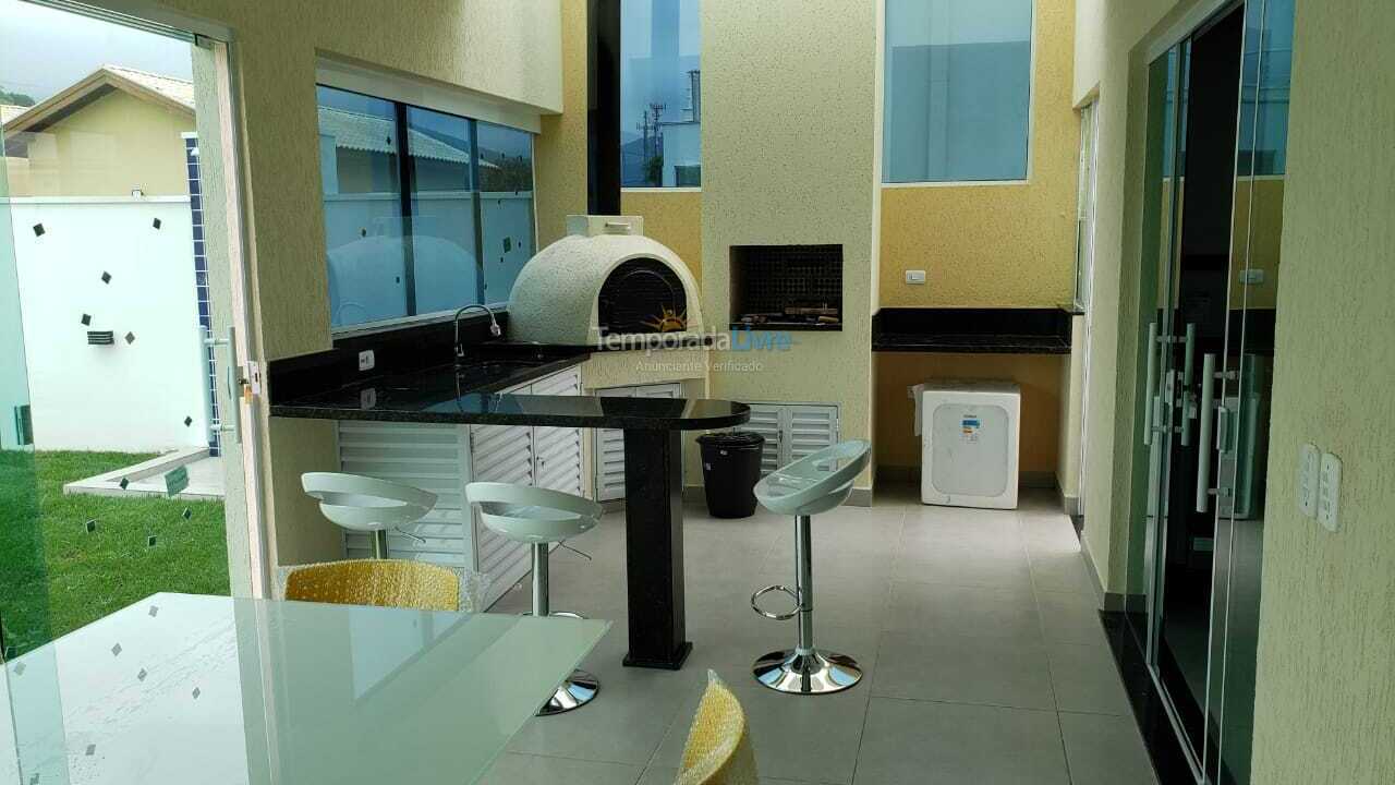 Casa para aluguel de temporada em Caraguatatuba (Massaguaçu)
