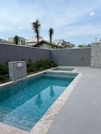 Piscina da casa com jacuzzi