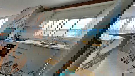 Duplex penthouse apartment with 5 suites facing the sea