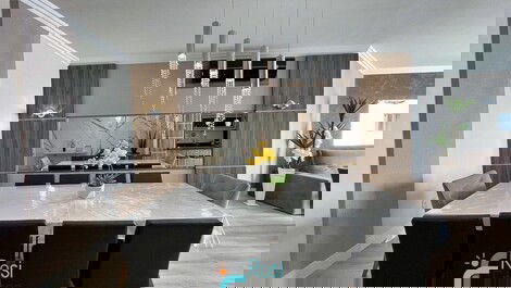 Apartamento frente mar 4 suítes Meia Praia SC