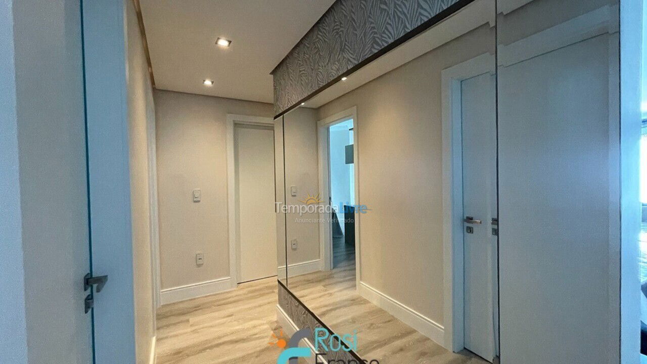 Apartamento para aluguel de temporada em Itapema (Meia Praia Frente Mar)