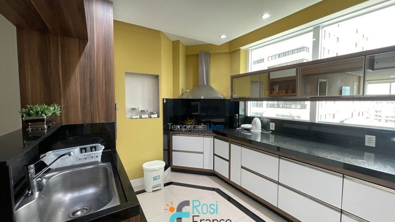Apartamento para aluguel de temporada em Itapema (Meia Praia Quadra do Mar)