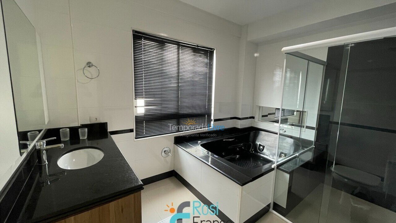 Apartamento para aluguel de temporada em Itapema (Meia Praia Quadra do Mar)