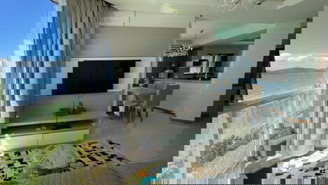 Apartamento 3 suites frente al mar Meia Praia SC