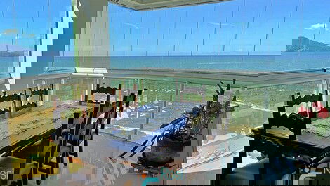 Apartamento 4 suítes frente mar Meia Praia SC