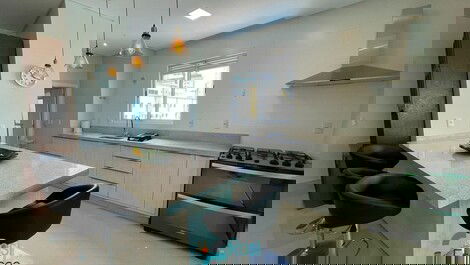 Apartamento 4 suítes frente mar Meia Praia SC