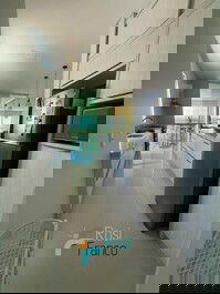 Apartamento 4 suítes frente mar Meia Praia SC