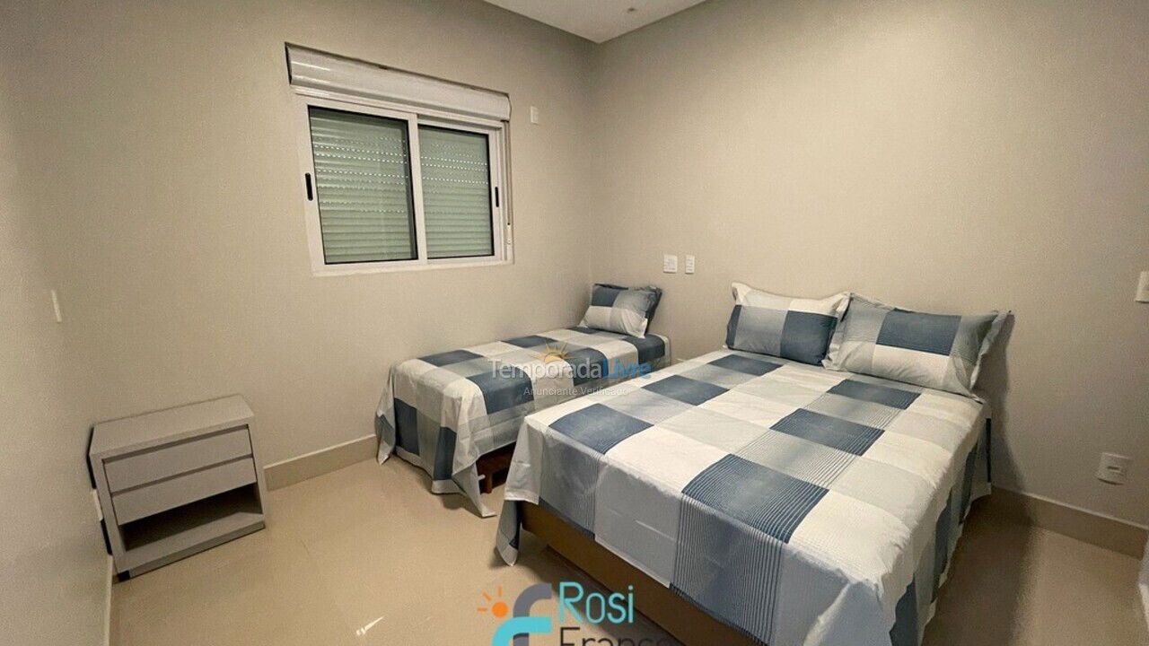 Apartamento para aluguel de temporada em Itapema (Meia Praia Frente Mar)