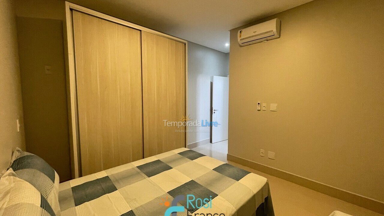 Apartamento para aluguel de temporada em Itapema (Meia Praia Frente Mar)