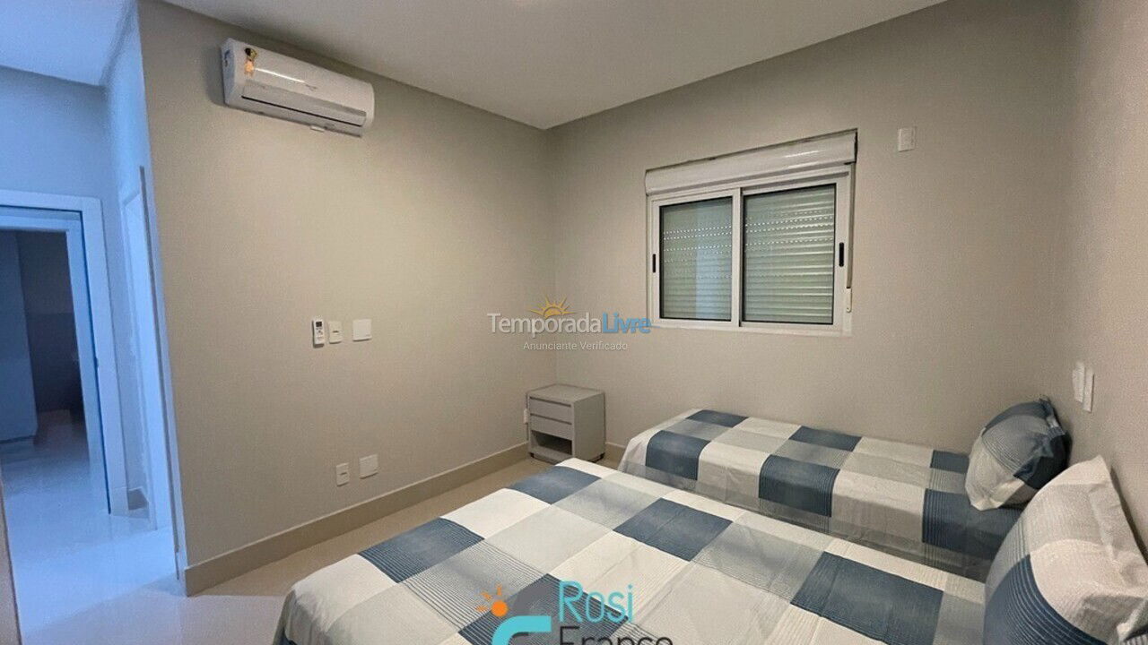 Apartamento para aluguel de temporada em Itapema (Meia Praia Frente Mar)