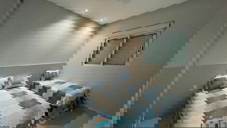 Apartamento 4 suítes frente mar Meia Praia SC
