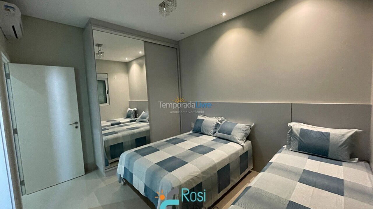 Apartamento para aluguel de temporada em Itapema (Meia Praia Frente Mar)