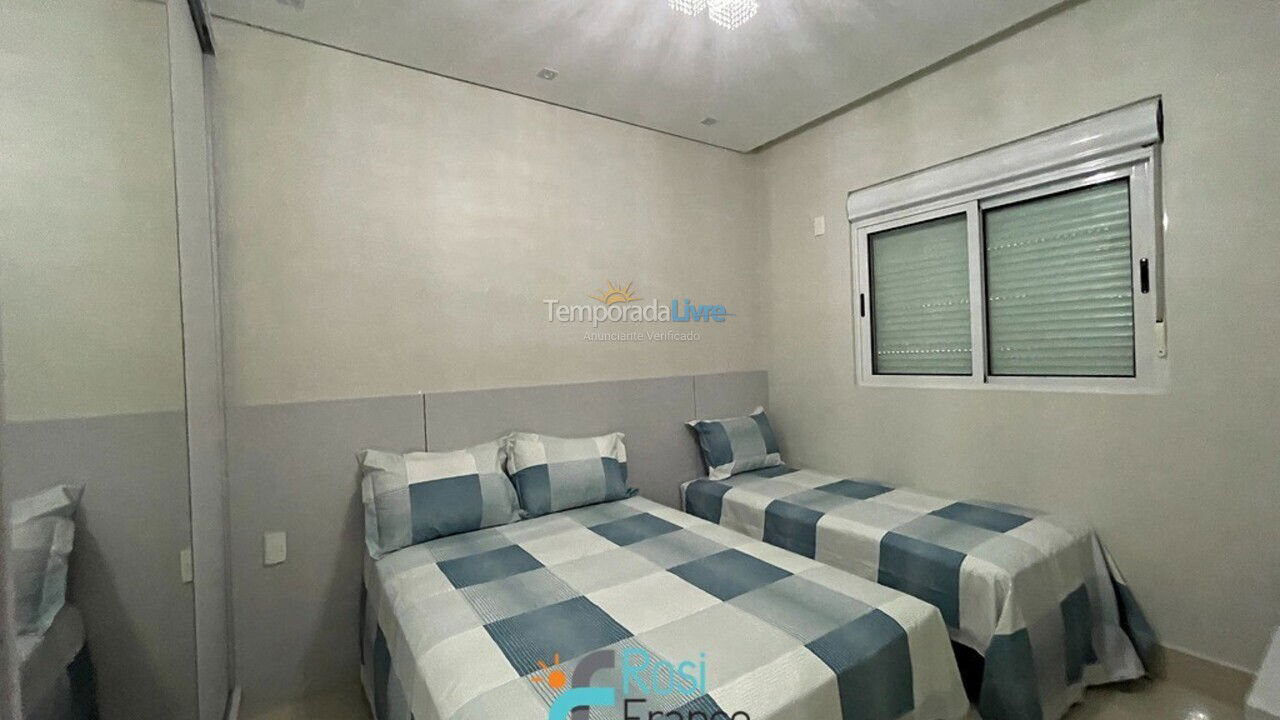 Apartamento para aluguel de temporada em Itapema (Meia Praia Frente Mar)