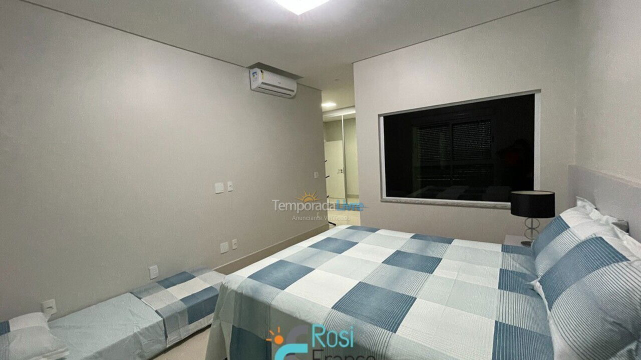 Apartamento para aluguel de temporada em Itapema (Meia Praia Frente Mar)