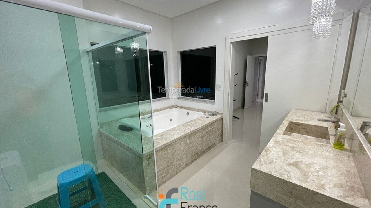Apartamento para aluguel de temporada em Itapema (Meia Praia Frente Mar)