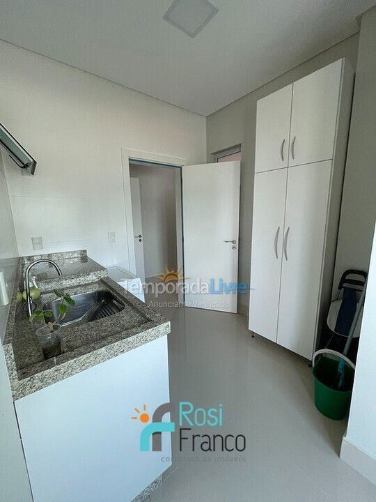 Apartamento para aluguel de temporada em Itapema (Meia Praia Frente Mar)