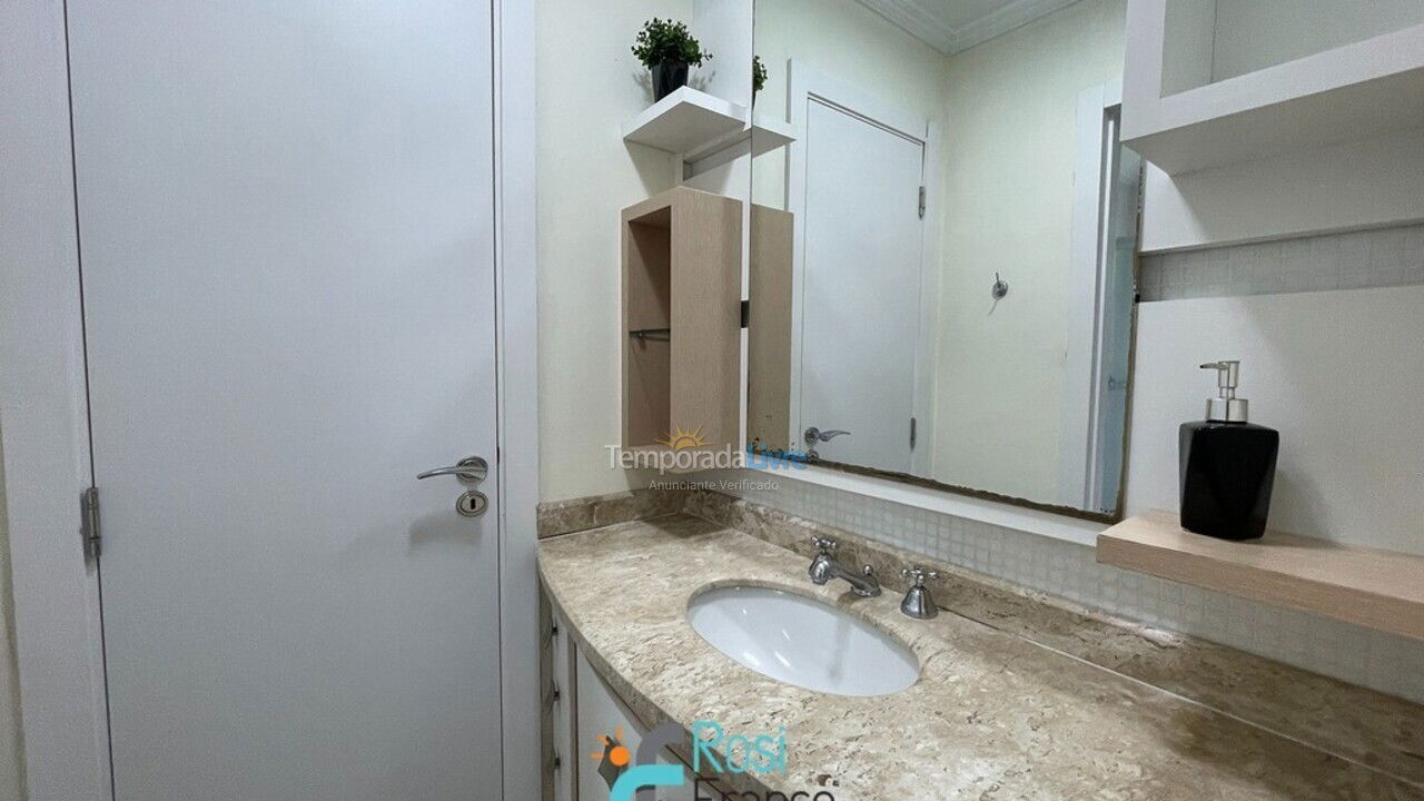 Apartamento para aluguel de temporada em Itapema (Meia Praia Frente Mar)