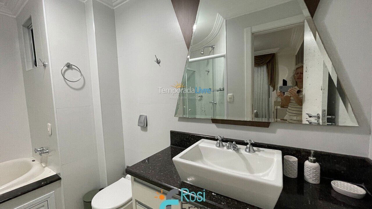 Apartamento para aluguel de temporada em Itapema (Meia Praia Frente Mar)